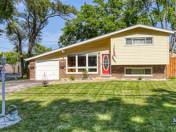 3rd image of 23 Oak Knoll Dr