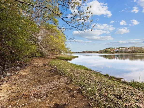 10 Quamhassett Rd, Bourne, MA 02532