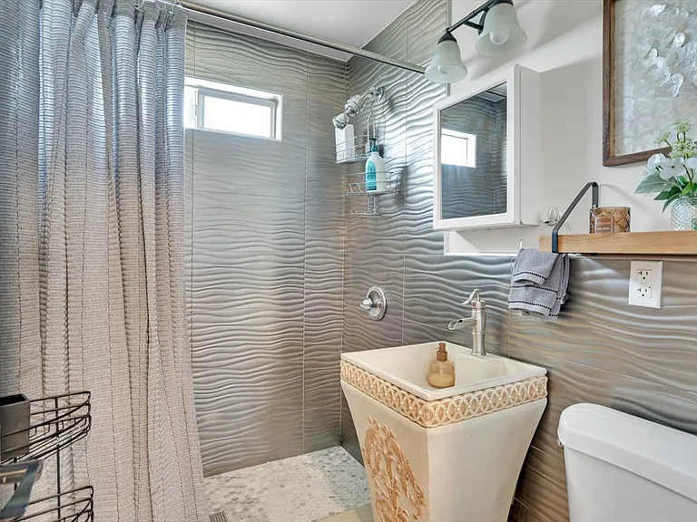 1138 W 52nd St — Photo 24