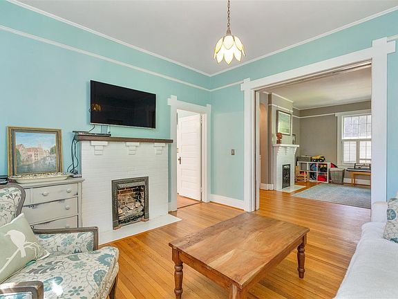 5th image of 484 Hampton Dr