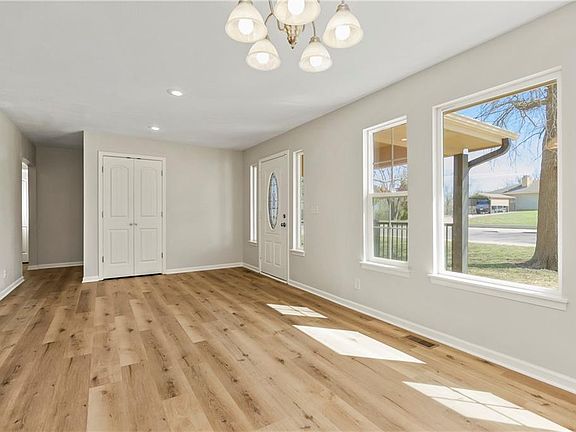 5th image of 1413 Country Club Dr