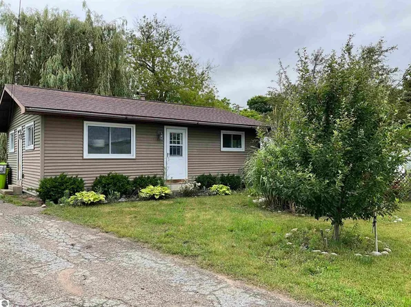 3883 Franke Rd, Traverse City, MI 49684