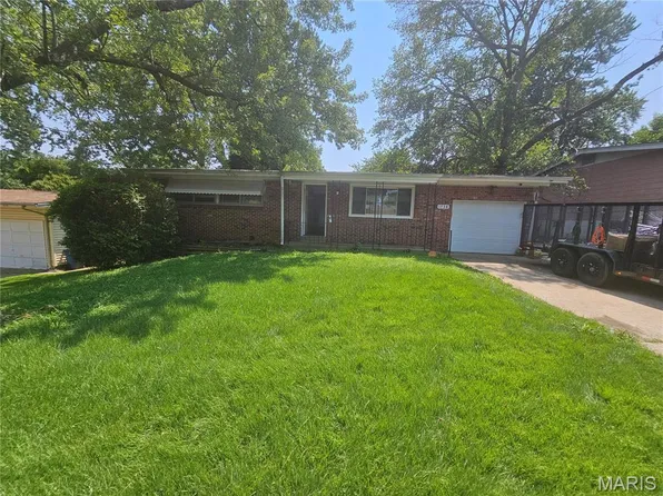 1738 Beecher Dr, Saint Louis, MO 63136