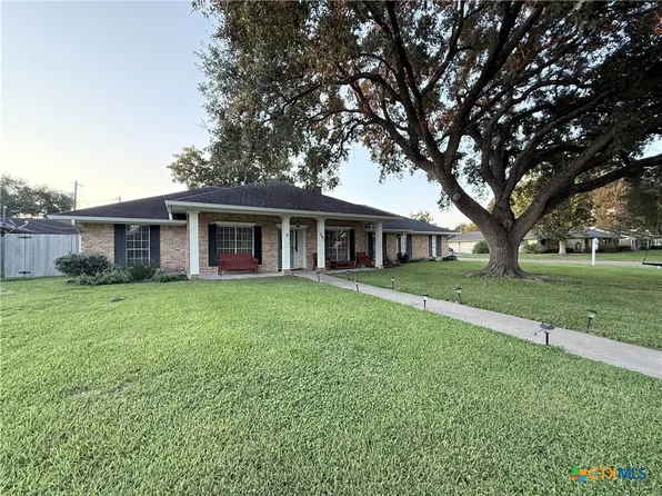 201 Nottingham Dr, Victoria, TX 77904