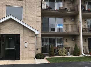 8836 Amelia Ct APT 2B, Justice, IL 60458