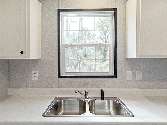 3rd image of 542 NE Tammy Ln
