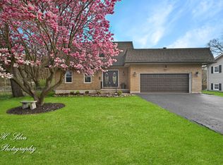 1402 Winaki Trl, Algonquin, IL 60102