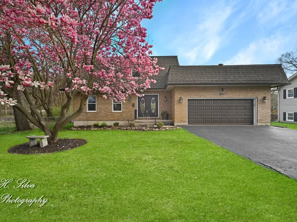 1402 Winaki Trl, Algonquin, IL 60102