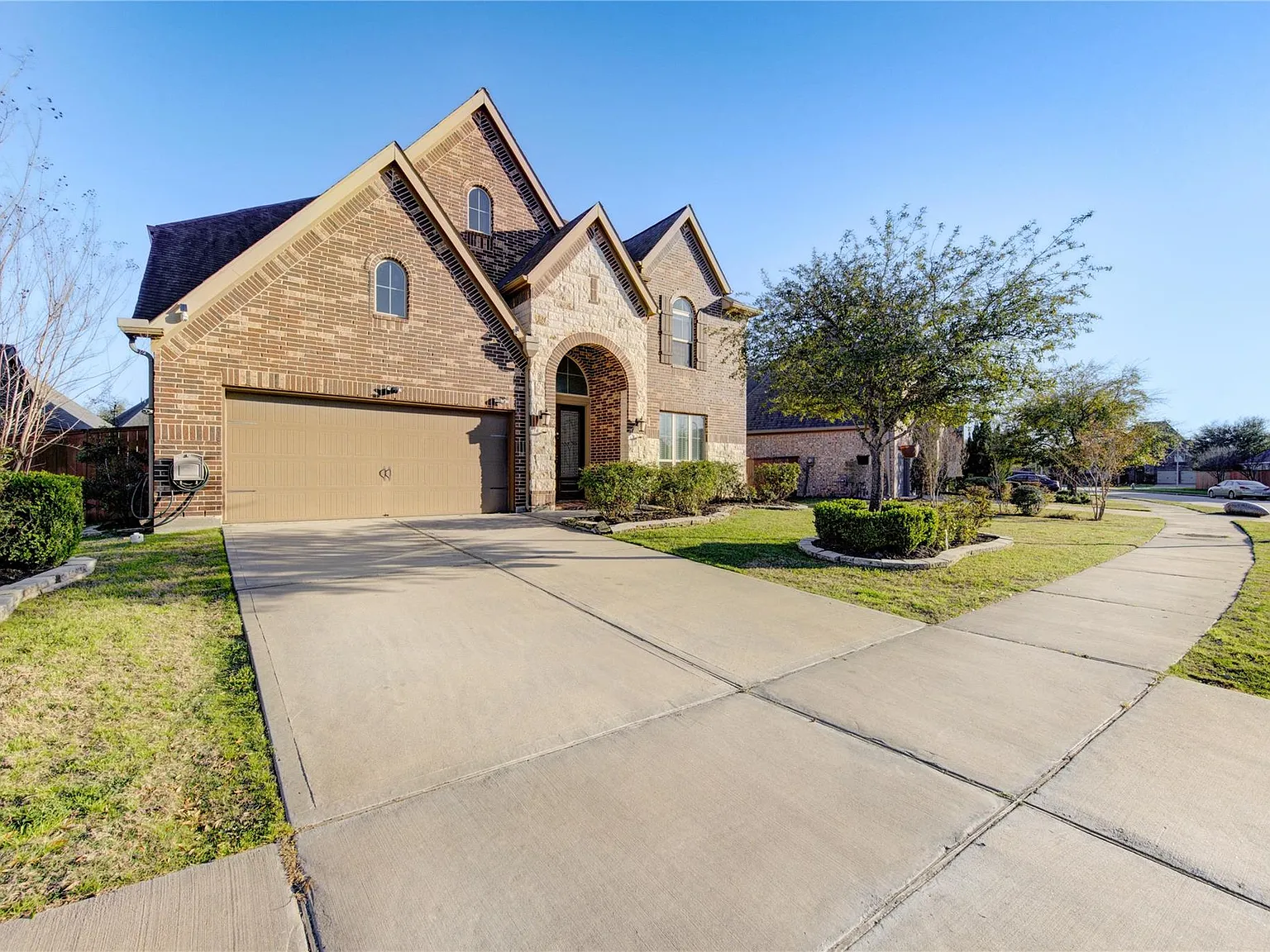 6 bed, 4.5 bath, 3376 sqft, $3,995 — Photo 2