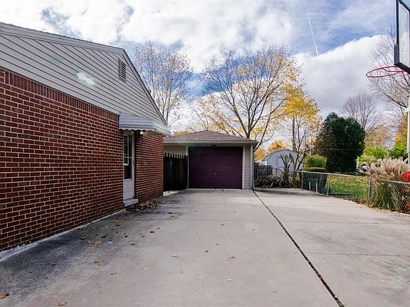 3rd image of 320 Nichols Dr