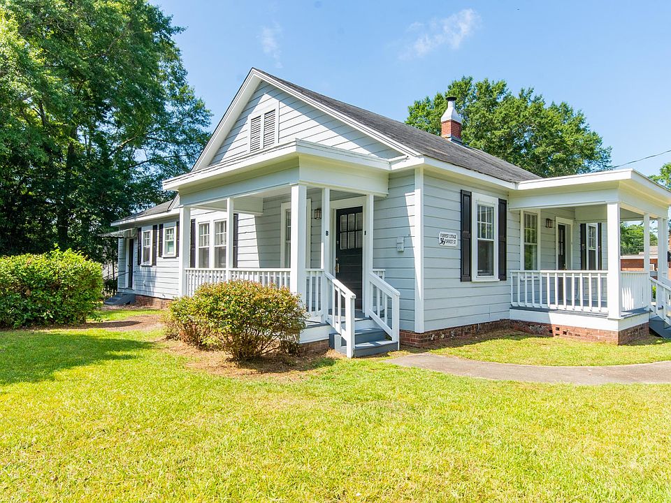 Forrest Street Cottage - Side B of the duplex includes off street parking and front and back entrance.