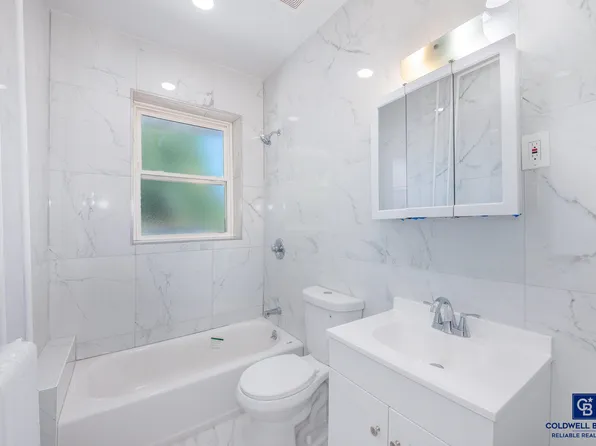 490 Van Duzer Street image 5 of 22