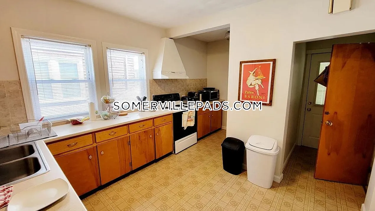 3 bed, 999 sqft, $4,200 — Photo 2