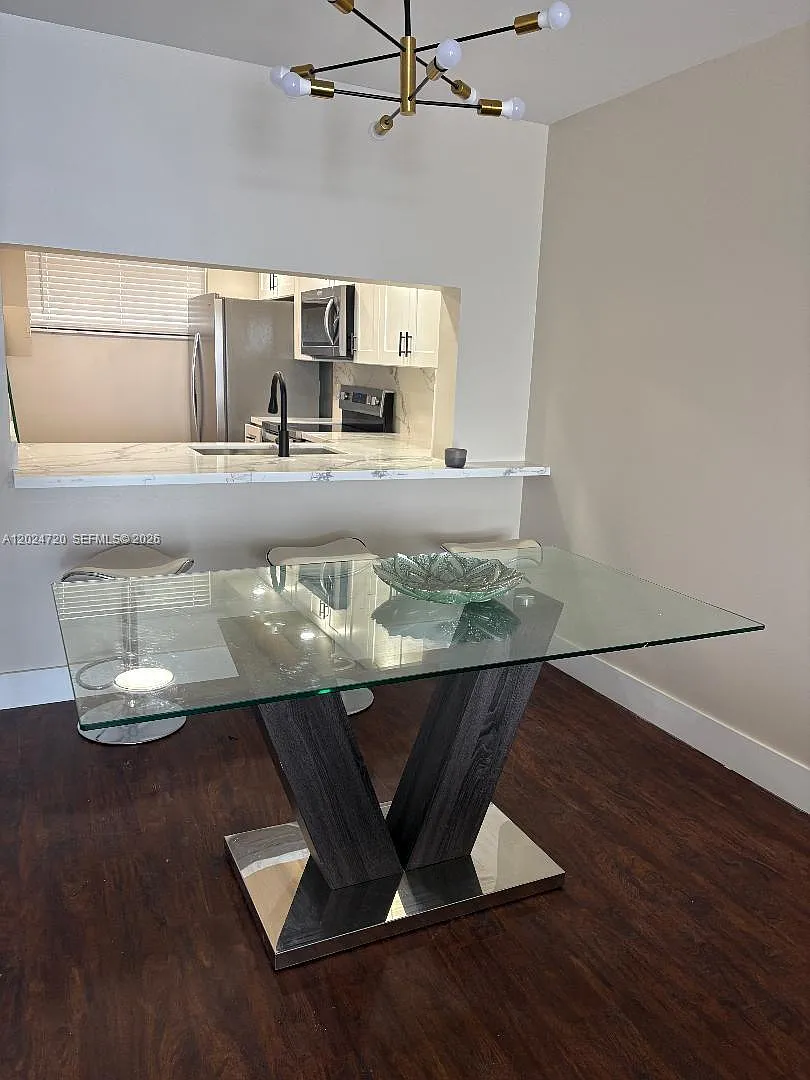 Lake Emerald Condominium — Photo 1