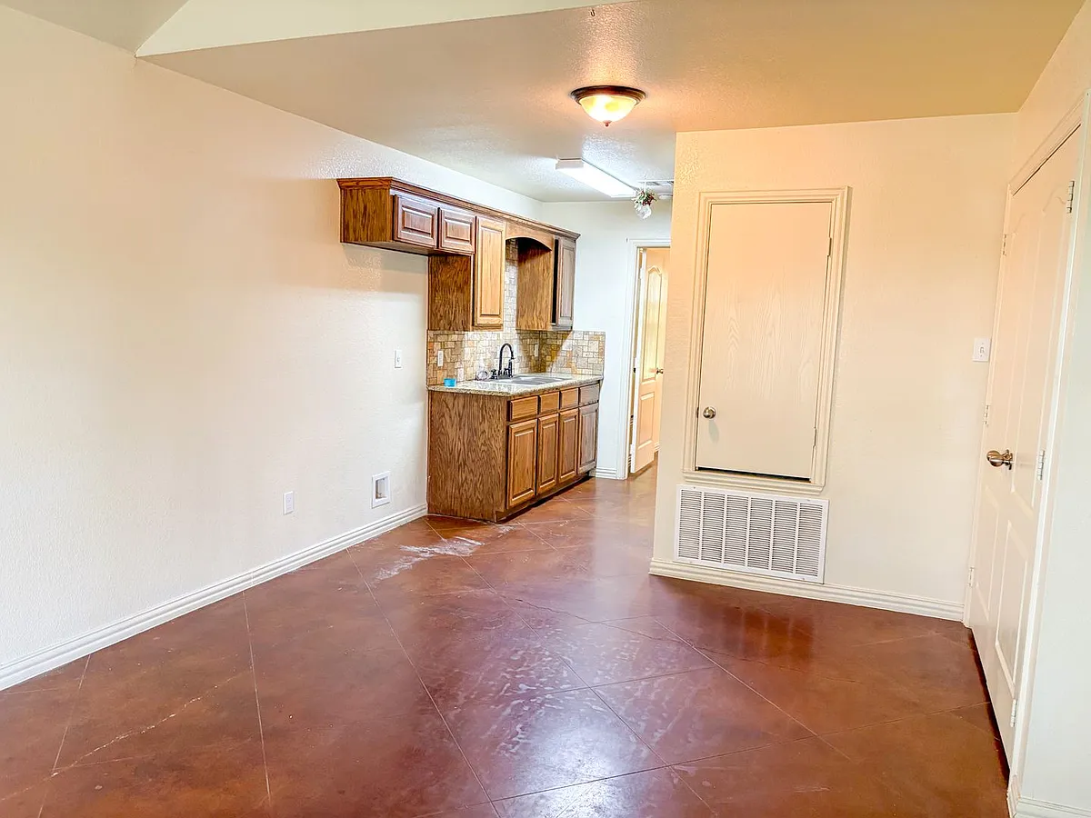 Building Photo - 810 E Avenue C #B