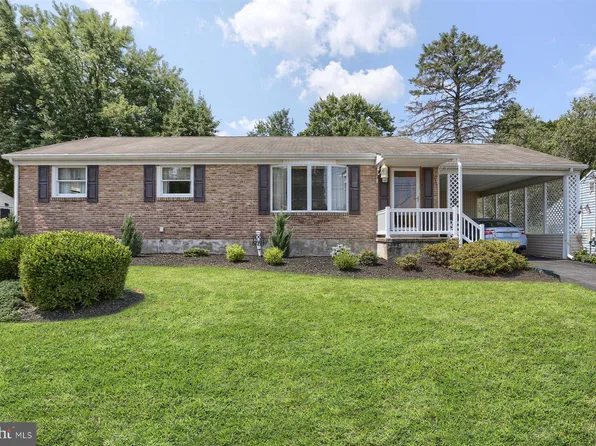 5 Woodmere Dr, Camp Hill, PA 17011