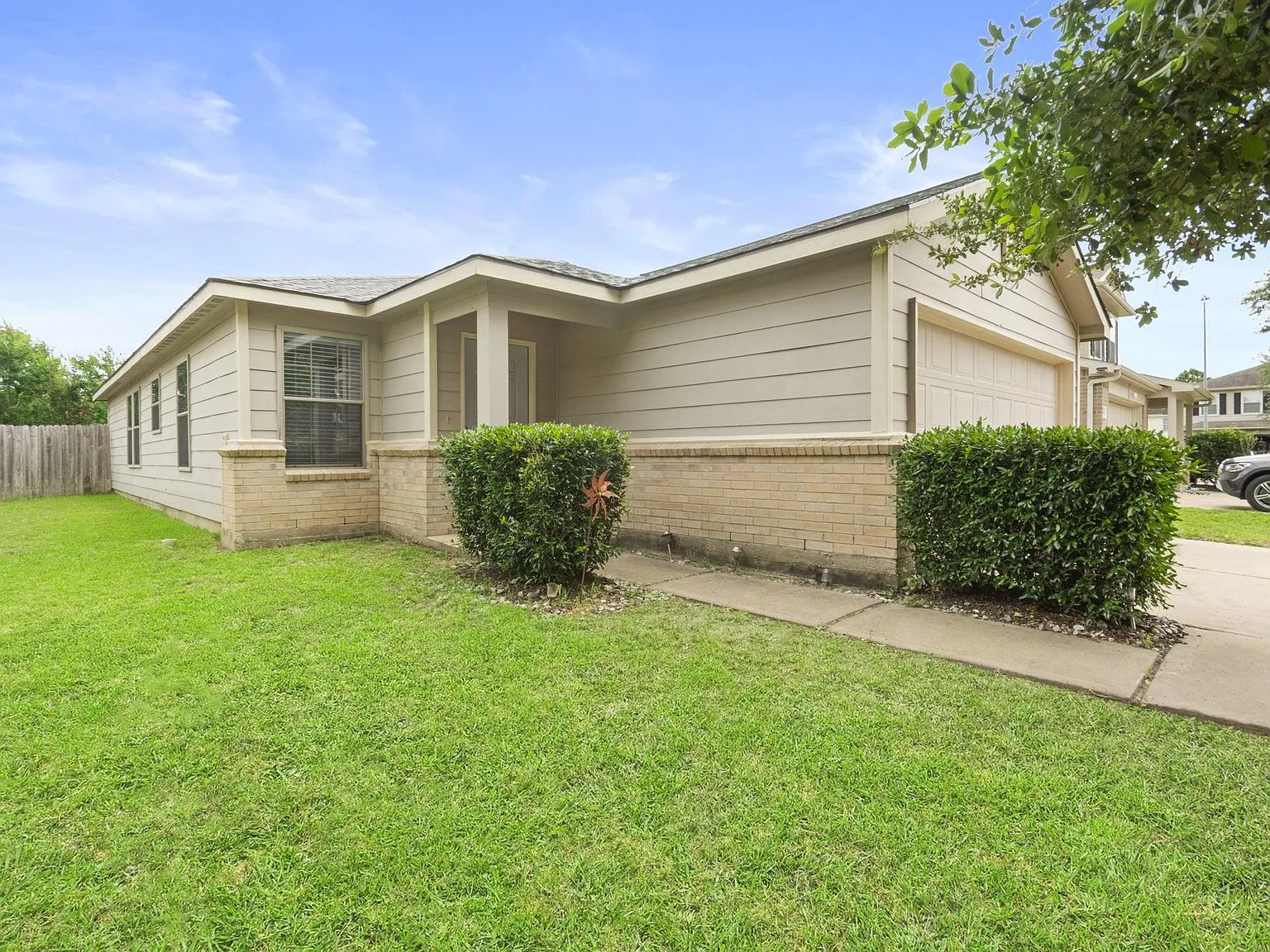 3 bed, 2.0 bath, 1378 sqft, $2,050 — Photo 2