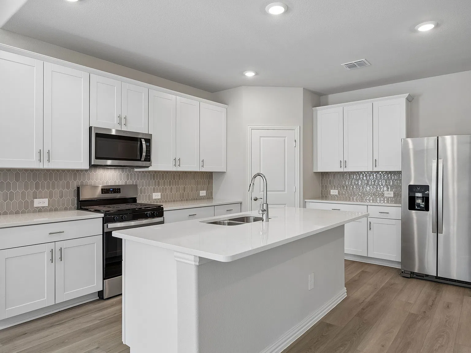 5 bed, 3060 sqft, $2,999 — Photo 3