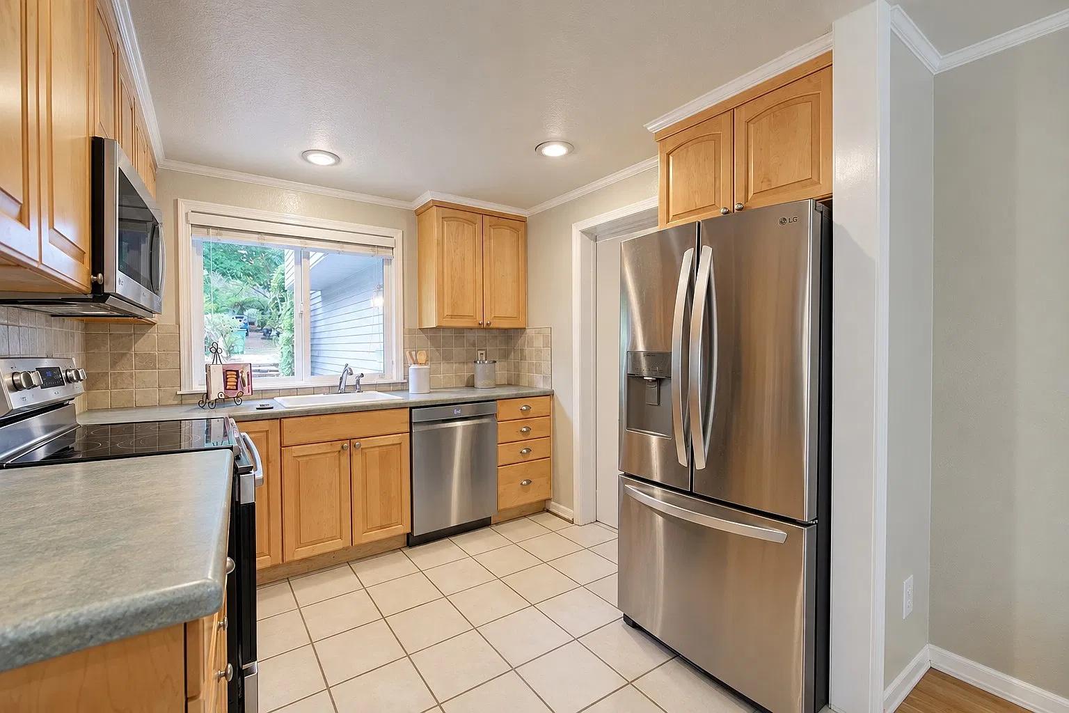 3 bed, 2.5 bath, 1340 sqft, $4,000 — Photo 3