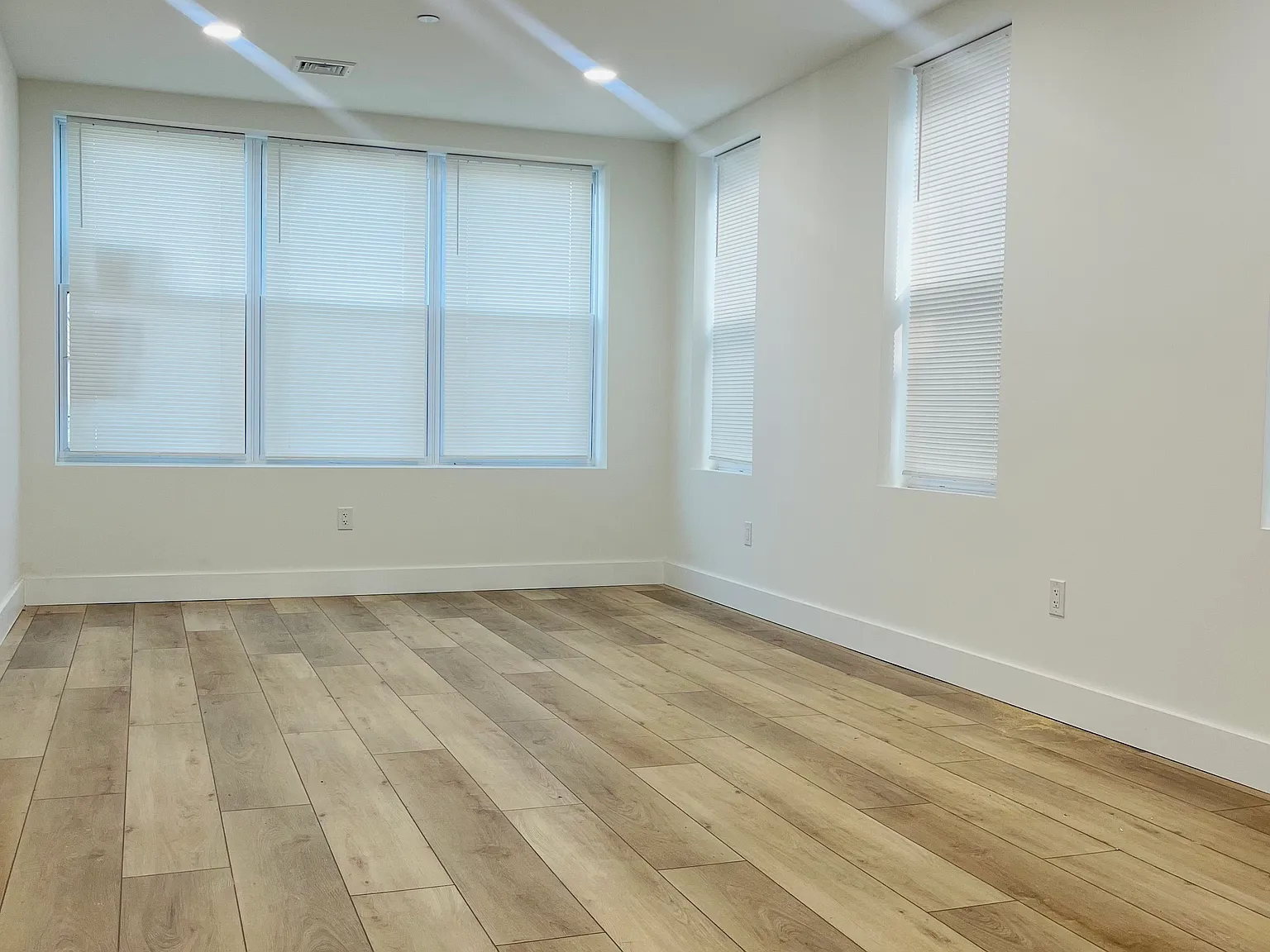 3 bed, 1200 sqft, $3,544 — Photo 2