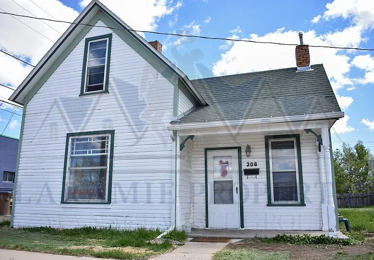 208 E Sheridan St — Photo 1