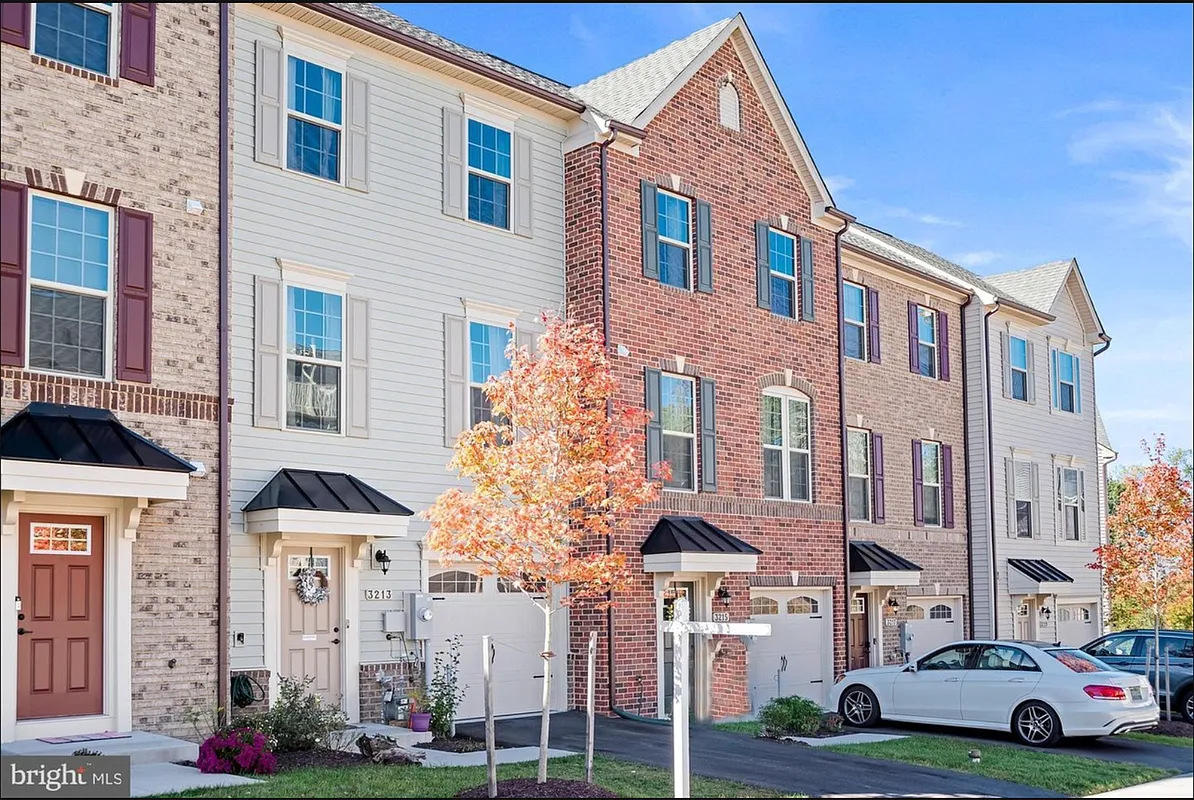 4 bed, 4.0 bath, 2700 sqft, $3,500 — Photo 2