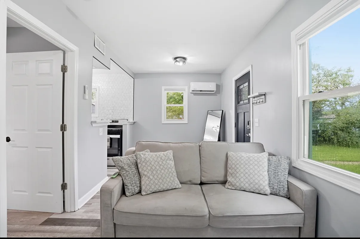 3223 E 35th Pl — Photo 3