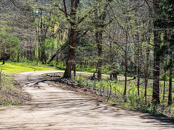 5th image of 410 Britton Hollow Rd