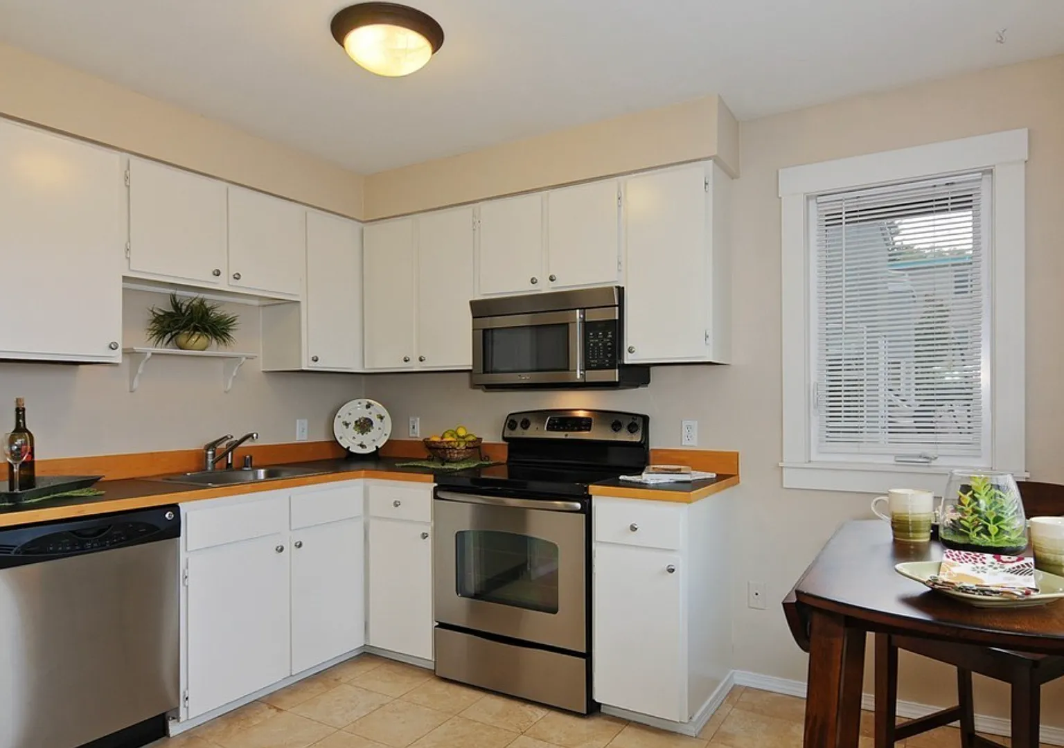 One-bedroom Condo on Lower Queen Anne — Photo 2