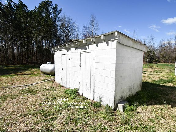 Access to 1/2 of the storage shed