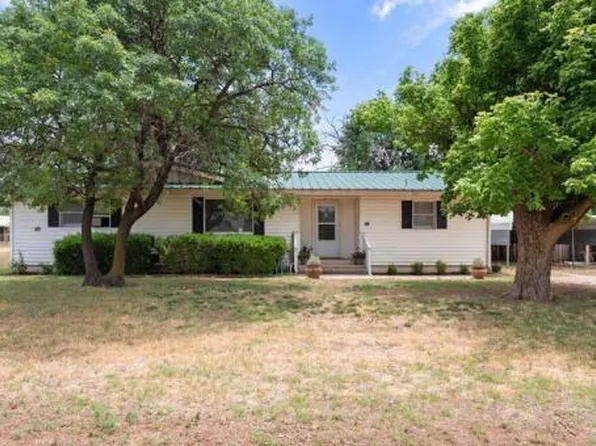 801 4th St, Smyer, TX 79367