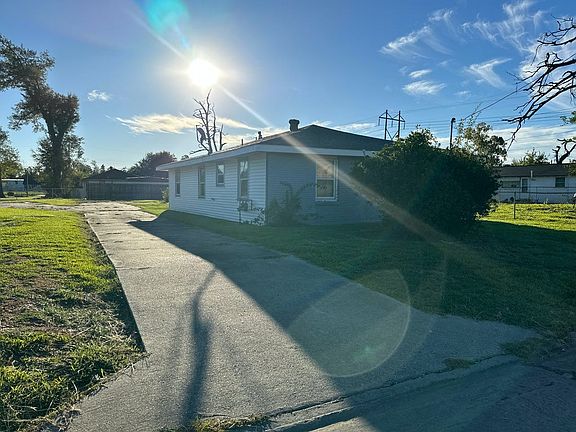 3rd image of 2114 Simmons St