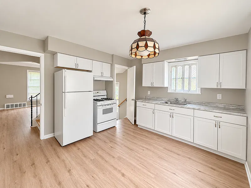 3 bed, 1.0 bath, 1170 sqft, $2,020 — Photo 4