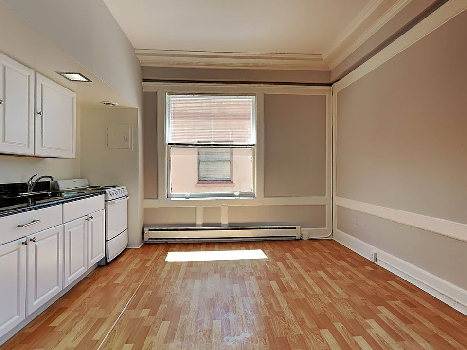 1st image of 184 13th St #4352387