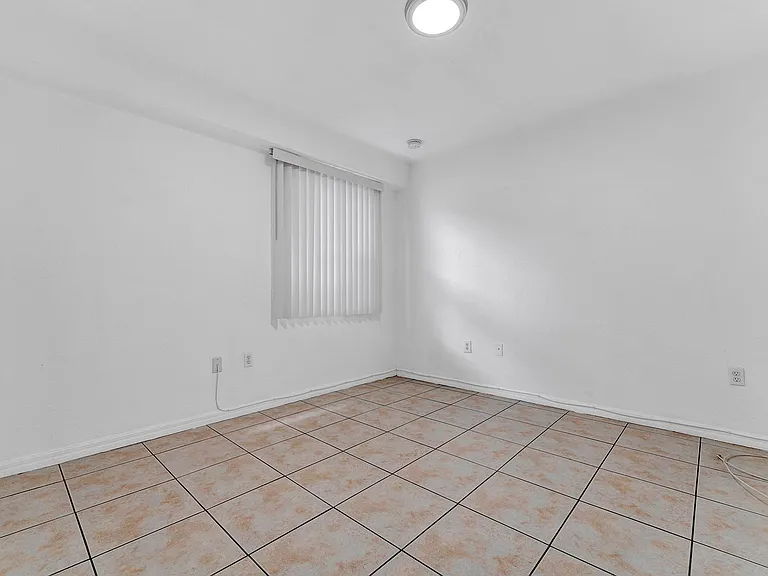 520 SW 5th St — Photo 14
