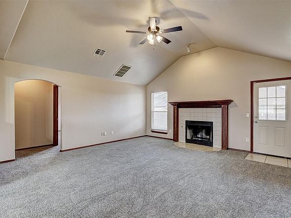 5th image of 601 E Hillcrest Ln