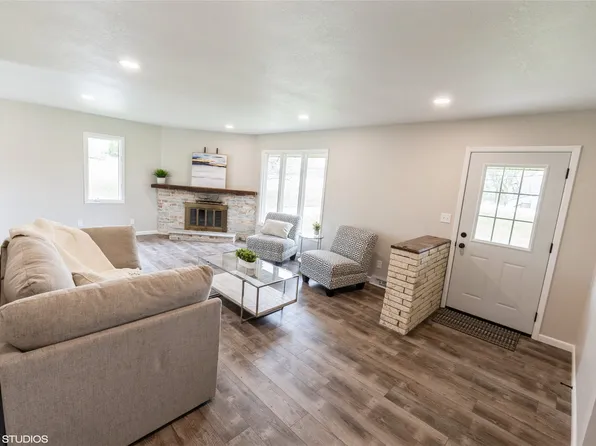 3856 E Broadway Ave, Des Moines, IA 50317
