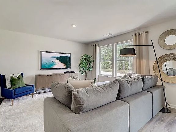 5th image of 118 Addlestone Cir
