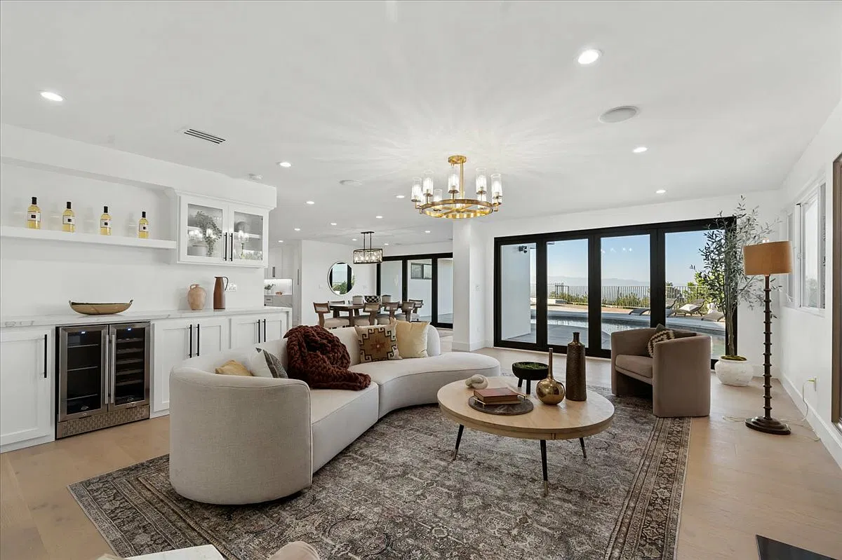 15655 Castlewoods Dr, Sherman Oaks, CA 91403 — Photo 2