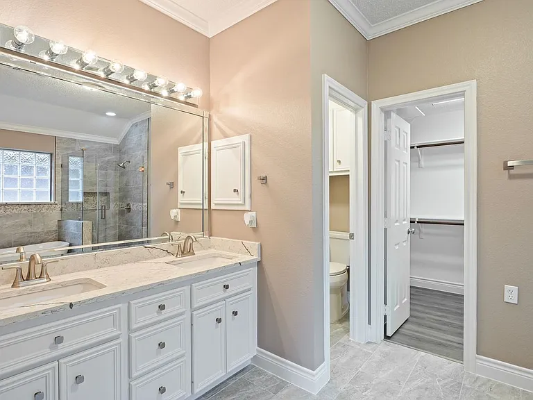 410 Live Oak Ln — Photo 6