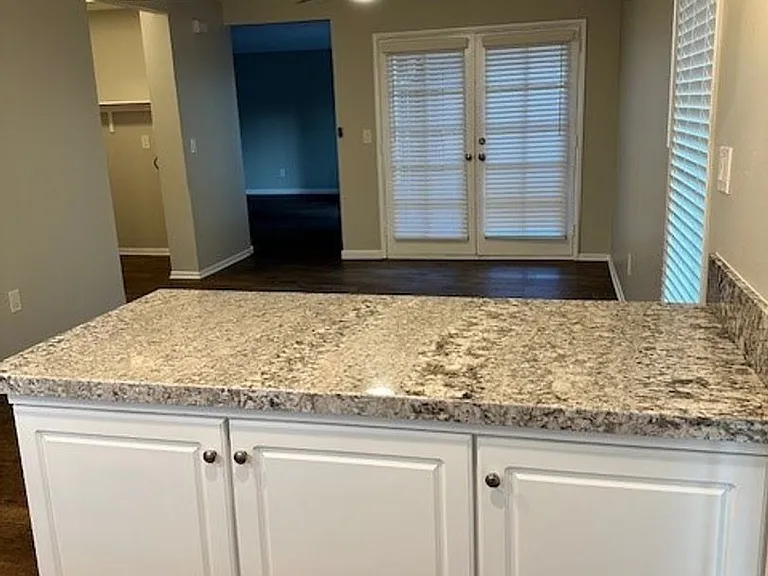 415 W Rosewood Ave — Photo 5