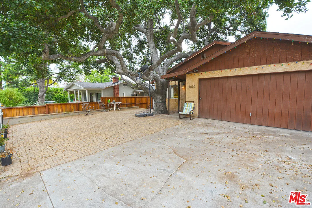 2 bed, 1.5 bath, 1117 sqft, $4,000 — Photo 3