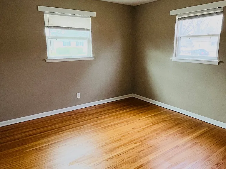 704 Rose Ln — Photo 6