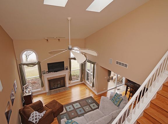 5th image of 1070 Ridgefield Cir