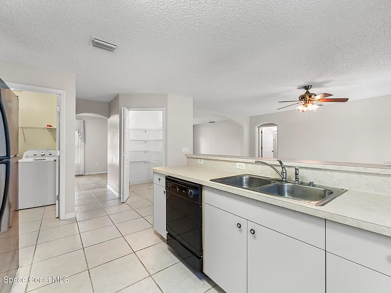 1324 Mandys Ct — Photo 10