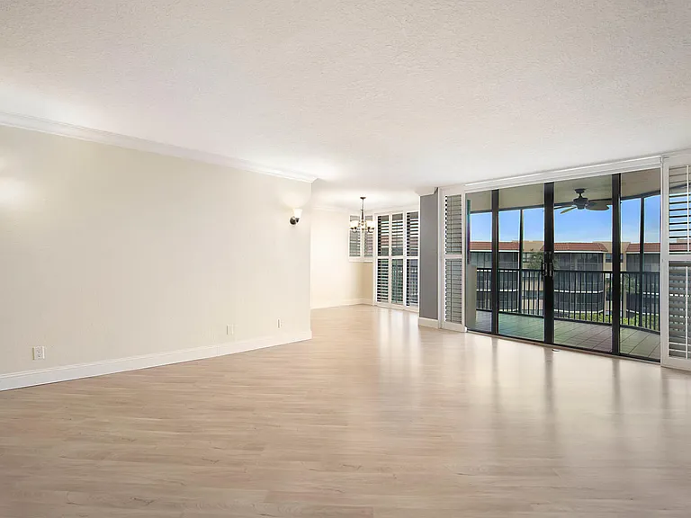800 Jeffery St #409 — Photo 8