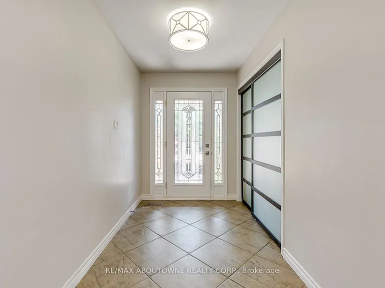 1124 Notley Cres — Photo 4