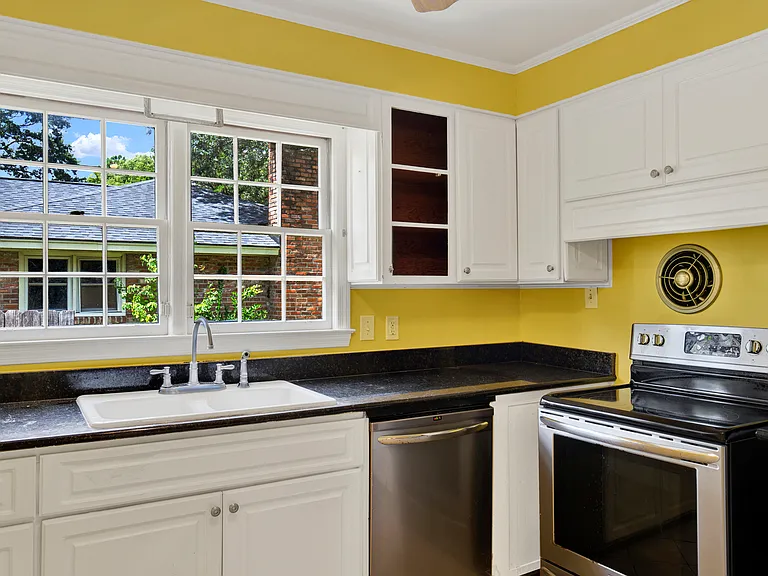331 Oxford Dr — Photo 9