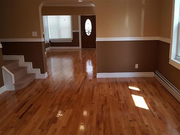 2nd image of 4027 Carpenter Ave #1FAMILY