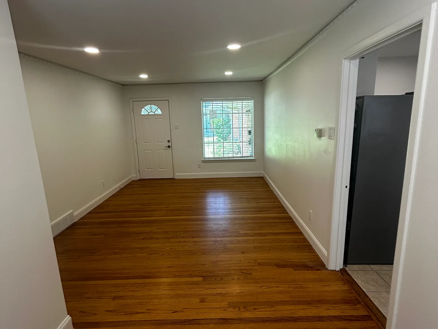 2 bed, 900 sqft, $1,995 — Photo 3